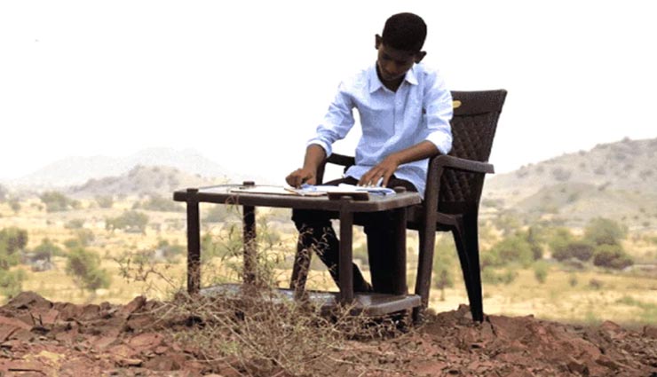 पहाड़ पर चढ़कर 40 डिग्री के तापमान में ऑनलाइन क्लास लेता हैं ये छात्र, वीरेंद्र सहवाग ने बढ़ाया मदद का हाथ