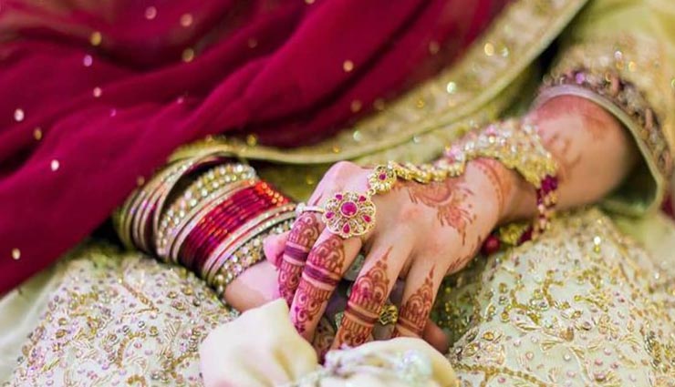 यहां अपनी ही मां के सामने मनानी पड़ती हैं लड़की को सुहागरात 