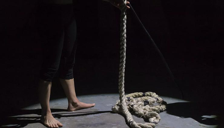 लड़की के आत्महत्या का कारण बने फैशनेबल कपड़े, पूरा मामला झकझोर देने वाला 