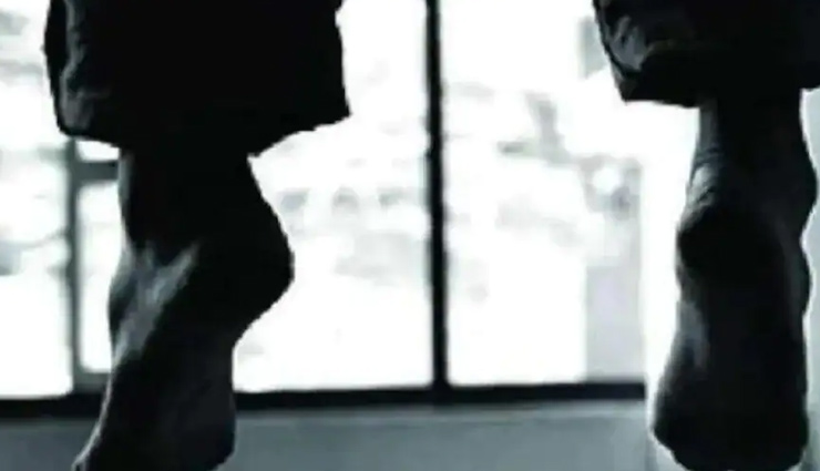 दिल्ली: बेटी की लाश बेड पर, सीलिंग फैन से लटका मिला पिता...