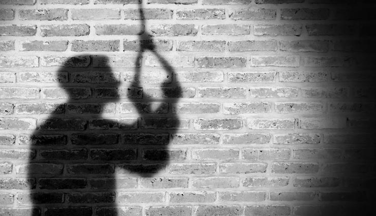 डूंगरपुर : दुकान पर सामान खरीदने गई पत्नी और पीछे से साड़ी से फंदा बना झूला पति 