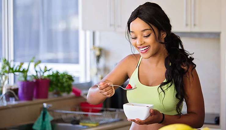 गर्मी में नहीं पड़ना बीमार तो आज से ही खाना शुरू कर दें ये 11 चीजें