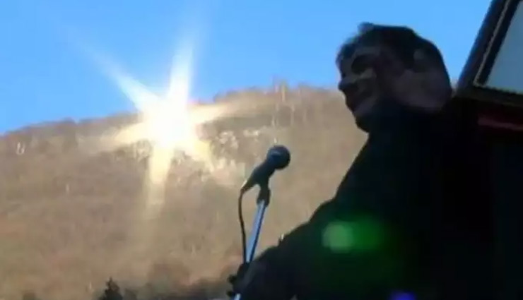 सर्दियों में नहीं पहुंचती थी धूप, इस गांव ने बना डाला अपना 'सूरज'