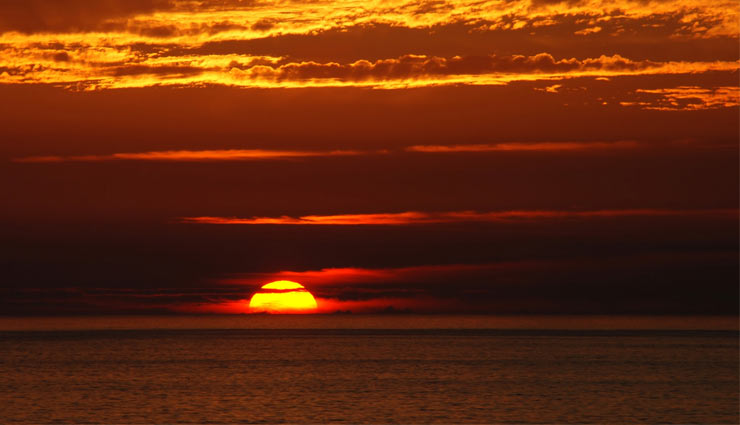 सूर्यास्त के बाद गलती से भी ना करें इन चीजों का दान 
