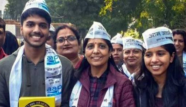 delhi results,celebration,arvind kejriwal,aam aadmi party,sunita kejriwal,arvind kejriwal news,news