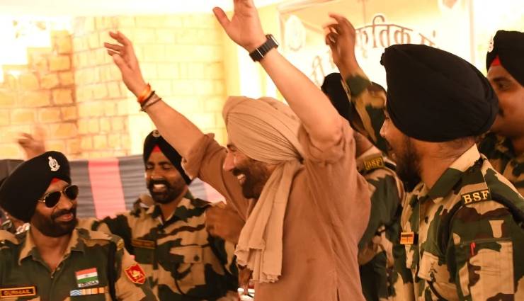 ‘गदर 2’ के लिए जैसलमेर पहुंचे सनी देओल, जवानों के साथ किया भांगड़ा, रिलीज होने से पहले ही फिल्म ने कमाए इतने