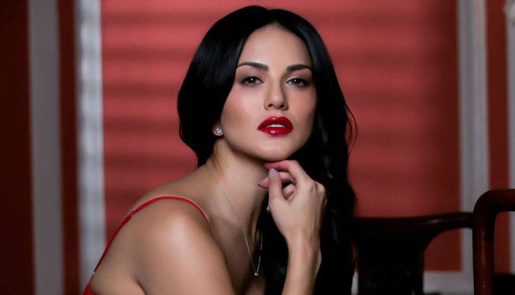 केरल बाढ़ पीड़ितों की मदद के लिए सनी लियोनी ने उठाया बड़ा कदम, 1,200 किलो अनाज किया दान