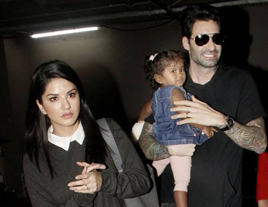 PHOTOS बेटी के साथ एयरपोर्ट पर दिखीं सनी लियोनी