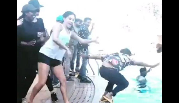 पूल किनारे सनी लियोन कर रही थीं मस्ती, तभी पीछे से लगा धक्का और देखे वीडियो 