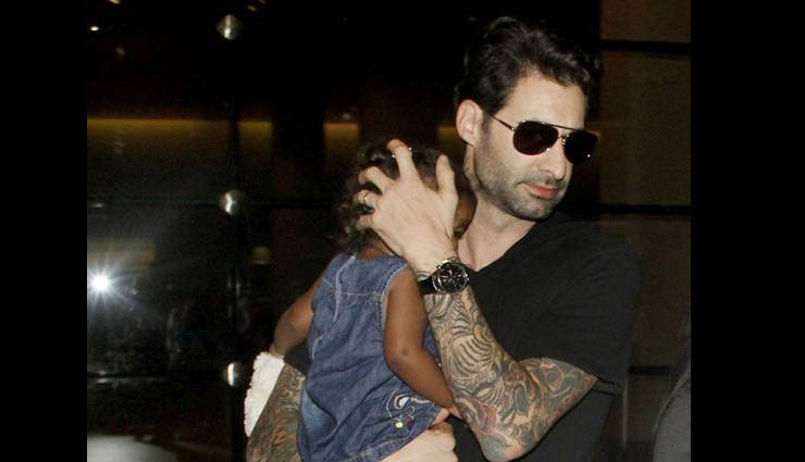 PHOTOS बेटी के साथ एयरपोर्ट पर दिखीं सनी लियोनी sunny leone,nisha,airport,sunny leone pics,sunny leone photos,bollywood