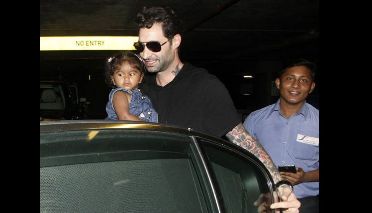 PHOTOS बेटी के साथ एयरपोर्ट पर दिखीं सनी लियोनी sunny leone,nisha,airport,sunny leone pics,sunny leone photos,bollywood