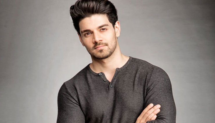 अपनी फिल्म 'टाइम टू डांस' के लिए टैटू बनवाएंगे सूरज पंचोली