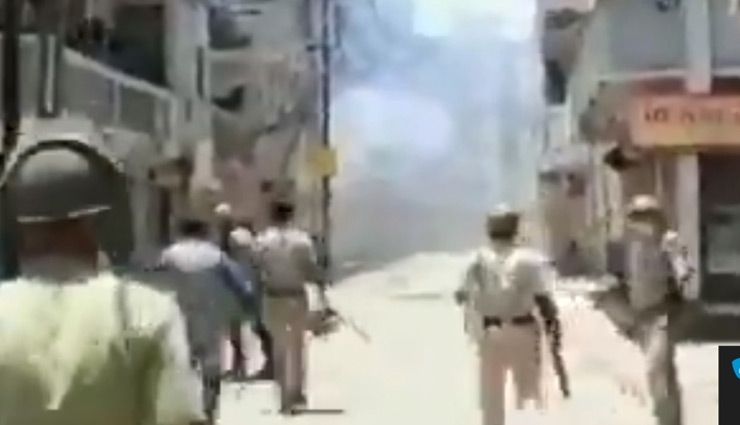गुजरात / घर जाने की मांग, प्रवासी श्रमिकों का सूरत में हंगामा, पुलिस से हुई झड़प, देखे वीडियो