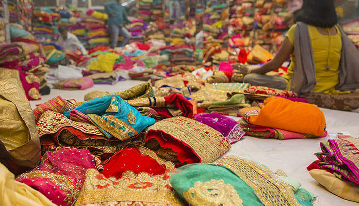 affordable shopping,markets,india,shopping destinations,budget shopping,street markets,traditional markets,local handicrafts,shopping experience,souvenirs,clothing,jewelry,footwear,accessories,home decor,textiles,spices,snacks,bazaars,flea markets,shopping tips,bargaining,authentic products,travel,tourist attractions,cultural experiences,hidden gems,local vendors,festive shopping,city tours