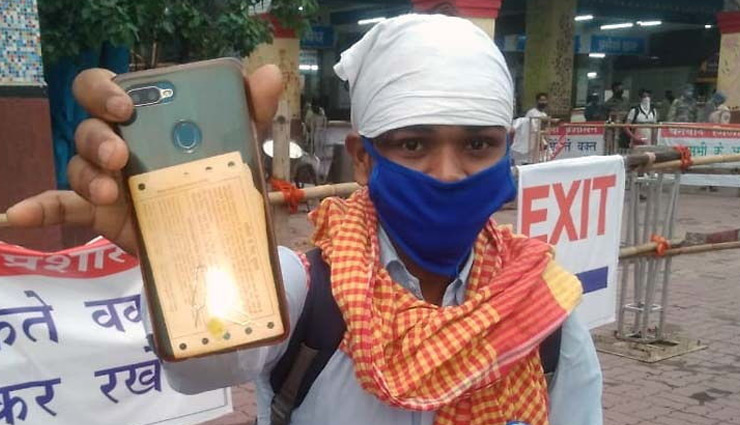सूरत से प्रवासी मजदूर पहुंचे धनबाद, श्रमिकों ने कहा-  ट्रेन में टिकट खरीदकर बैठना पड़ा