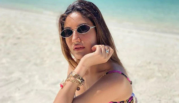 Surbhi Chandna ने ब्लैक कलर की प्रिंटेड बिकिनी में समंदर किनारे दिए गजब के पोज, Photos हुई वायरल