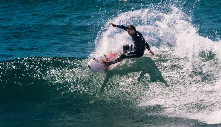 5 Best Places in The World To Enjoy Surfing