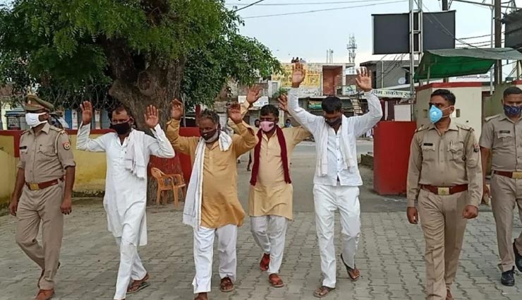 उत्तरप्रदेश : अपराधियों में एनकाउंटर का ऐसा डर कि हाथ उठाकर थाने पहुंचे चार गैंगस्टर