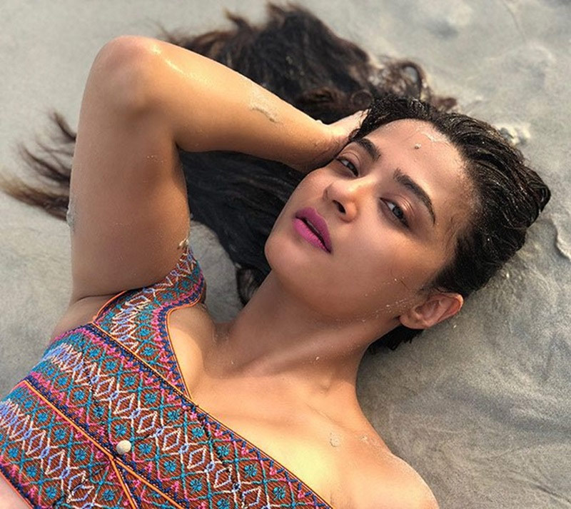 bikini babe surveen chawla,surveen chawla hot pics,surveen chawla bikini pics