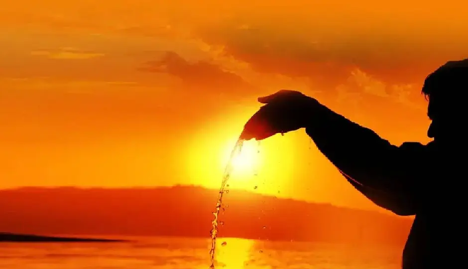 सूर्य देव को अर्घ्य देते समय रखें इन जरूरी बातों का ध्यान, सही विधि अपनाएं वरना अधूरा रह सकता है पूजा का फल