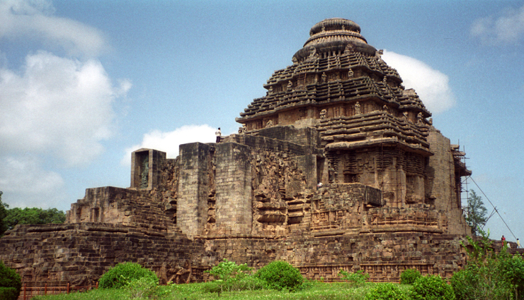 sun temples in india,must visit sun temples in india,the brahmanya dev temple at unao,sun temple at surya prahar,suryanar temple near kumbakonam,suryanarayana swamy temple in arasavalli,the dakshinaarka temple at gaya,surya mandir konark,sun temple at modhera,travel,india tourism,tourist places in india
