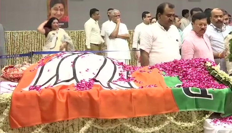 sushma swaraj,amit shah,sushma swaraj news in hindi,sushma swaraj passed away,news,news in hindi ,अमित शाह,जेपी नड्डा,सुषमा के पार्थिव शरीर पर पार्टी का झंडा ओढ़ाया