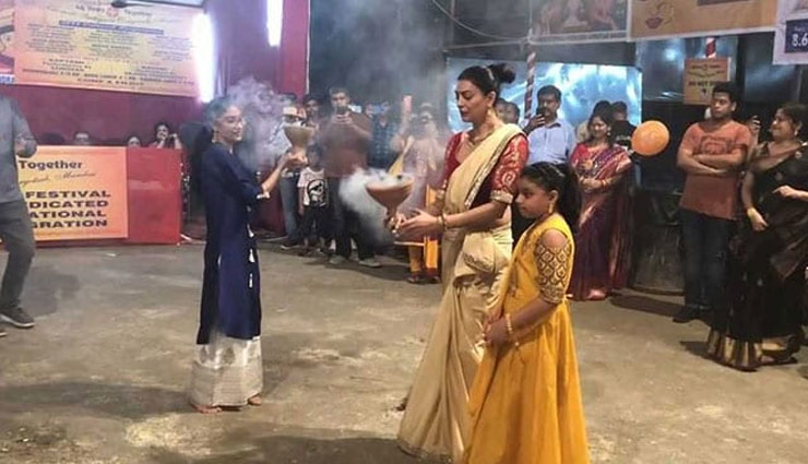 दुर्गा पंडाल में सुष्मिता सेन ने बेटियों के साथ किया 'धुनुची नाच', देखे वीडियो