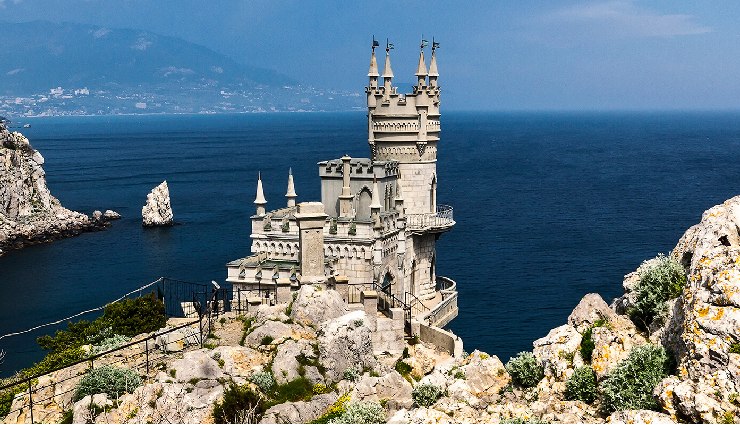 romantic castles,most romantic castles in the world,fairytale castles,couples travel destinations,castle vacations,romantic getaways,beautiful castles for couples,castle tours,romantic historic places,travel for couples