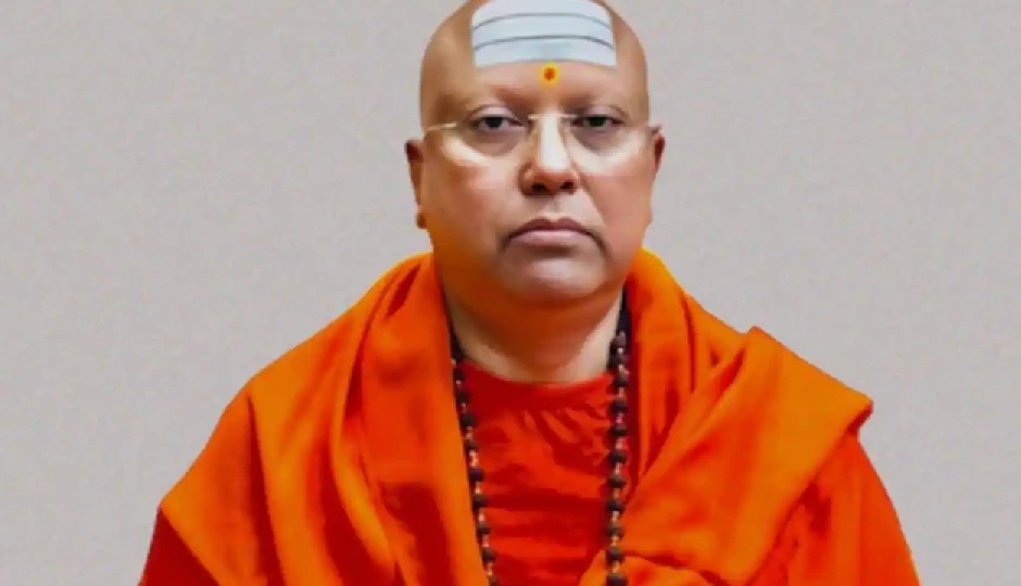 काले कारनामों का खुलासा: चैतन्यानंद के दफ्तर से बरामद सेक्स टॉय, पॉर्न सीडी और फर्जी तस्वीरें