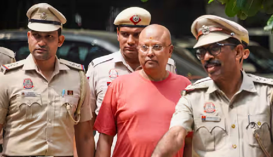 40 दिनों में बदले 13 होटल, अधिकांश समय साधुओं के बीच छिपकर बिताया, बाबा चैतन्यानंद ने थाने पहुँचते ही रखी यह डिमांड