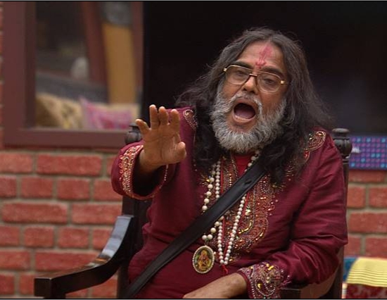 ये क्या कर रहे है स्वामी ओम?