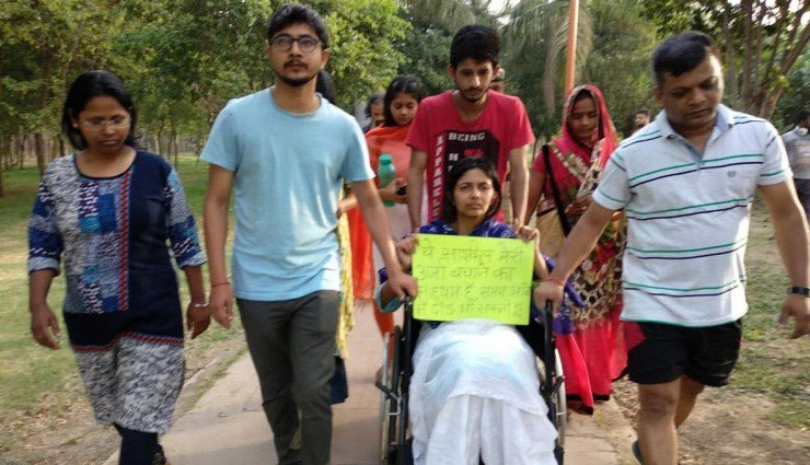 7वें दिन व्हील चेयर पर गांधी समाधि पहुंची स्वाति मालीवाल, कहा - मोदी जी विदेश में जाकर रेप के बारे में बोल रहे हैं और देश में चुप रहते हैं