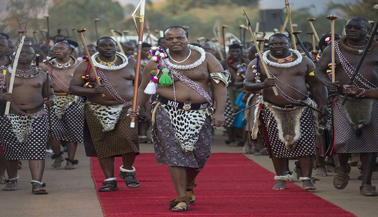 देश के तंग हालात में राजा ने अपनी 15 पत्नियों के लिए खरीदीं 119 करोड़ की लग्जरी कारें weird news,weir dincident,eswatini,swaziland king,rollsroyce cars for wives