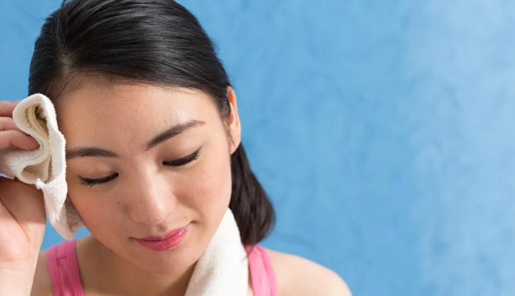 मेकअप खराब होने का कारण बनता है पसीना, इस तरह सुलझाए इसे