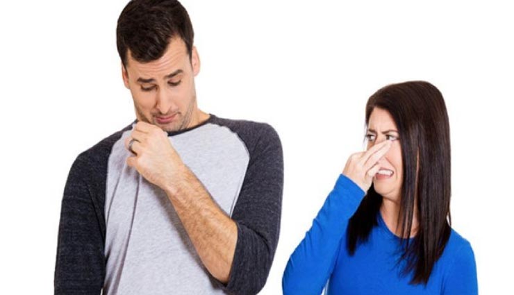 गर्मियों में पसीने की बदबू बन सकती है शर्मिंदगी की वजह, इन उपायों की मदद से मिलेगी राहत