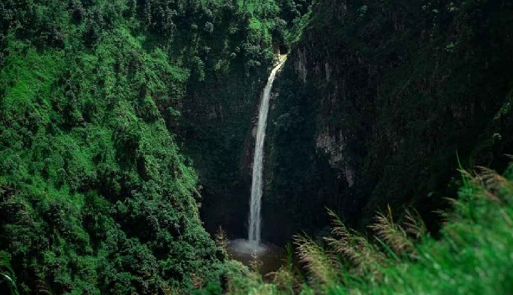 lakes near shillong,shillong tourist spots,best lakes in meghalaya,boating in shillong,picnic spots in shillong,scotland of the east,natural beauty of shillong,places to visit in shillong,shillong lake guide