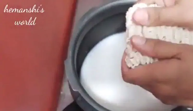 महिला ने बनाई मीठी मैगी, लोग बोले - 'ये जहर वाली खीर से भी खतरनाक', देखे वीडियो