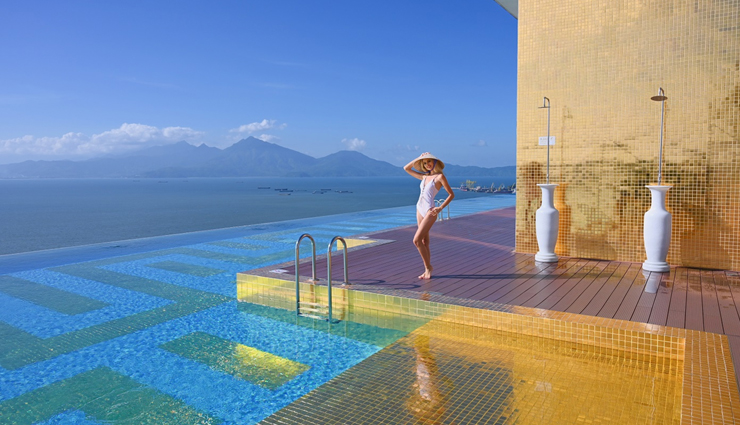 gold plated hotel,gold plated hotel in vietnam,dolce hanoi golden lake