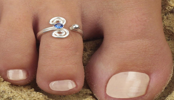 Fashion trends you must have toe rings designs 57765 पैरो की ख़ूबसूरती  बढ़ाती है ऐसी बिछिया, आइये जानें - lifeberrys.com हिंदी