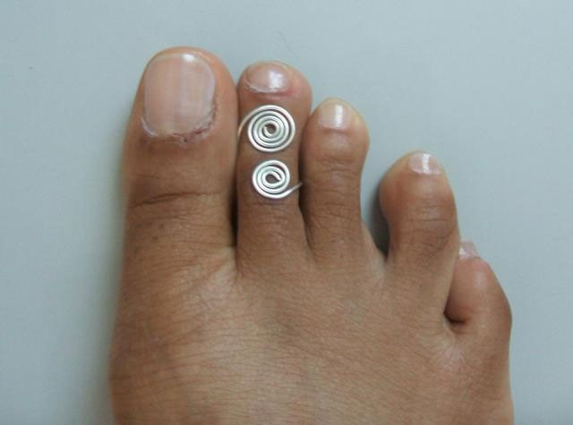 traditional toe rings,toe rings,diamonds and precious stones,triple rings,swirls,majestic rajasthani,anklet attached,toe rings fashion,fashion tips