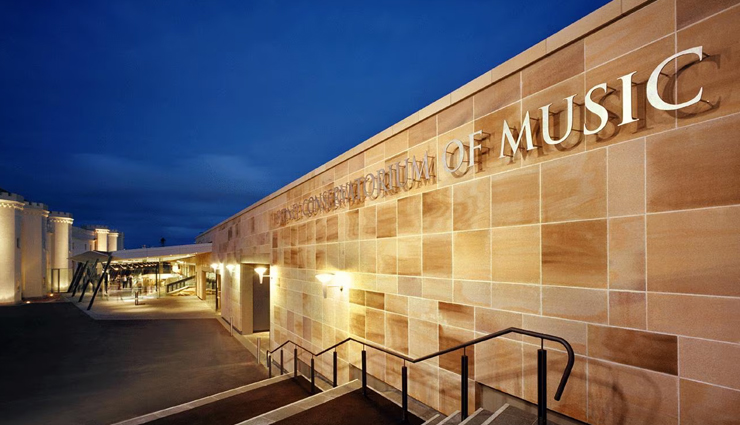 sydney,free things in sydney,places to visit in sydney,tourist attraction in sydney,barrenjoey lighthouse,rocks discovery museum,sydney opera house,sydney conservatorium of music,st marys cathedral,hyde park,royal botanic gardens,museum of contemporary art australia