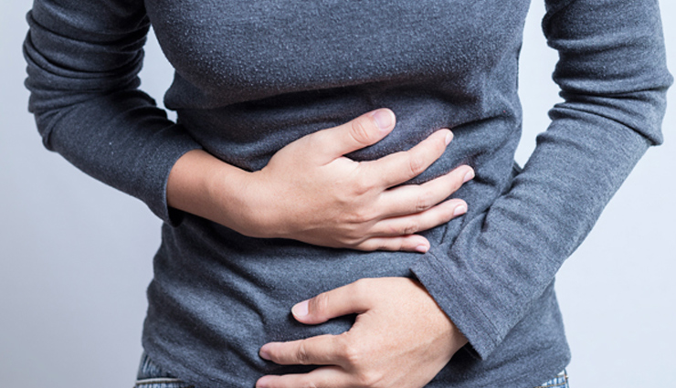 बारिश के दिनों में अकसर लोगों को रहती है फ़ूड पॉइजनिंग की तकलीफ, करे ये उपाय