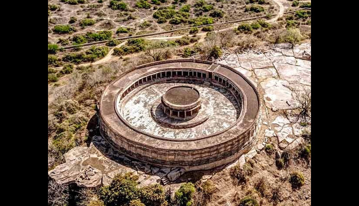 Mysterious Step-well, People Start Fighting After Drinking Water