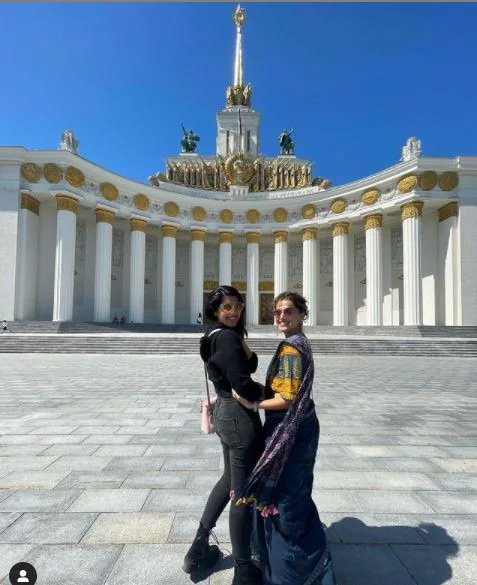 रूस की सड़कों पर तापसी पन्नू ने दिखाया अपना 'स्वैग', साड़ी पर शूज पहन बटोर रहीं सुर्खियां taapsee pannu,russia,shoes on sari,taapsee pannu news,taapsee pannu movies,entertainment,bollywood news