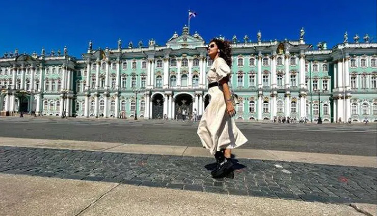 रूस की सड़कों पर तापसी पन्नू ने दिखाया अपना 'स्वैग', साड़ी पर शूज पहन बटोर रहीं सुर्खियां taapsee pannu,russia,shoes on sari,taapsee pannu news,taapsee pannu movies,entertainment,bollywood news