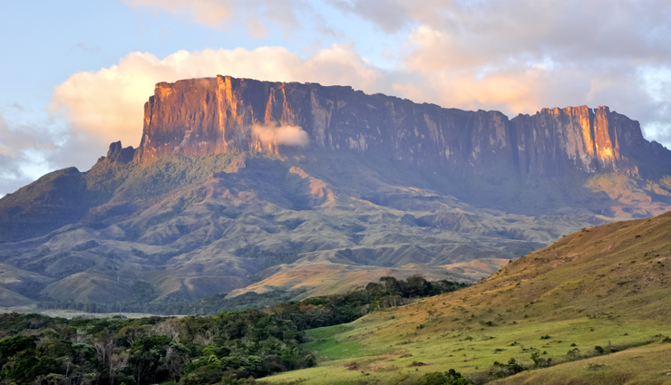 table top mountains to visit,mount roraima,venezuela,table mountain,south africa,autana tepui,ptari tepui,ben bulben,ireland,auyantepui