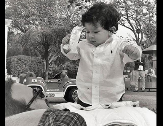 पापा सैफ अली खान के पेट पर चढ़कर खेलते दिखे छोटे नवाब तैमूर, देखें #PHOTOS