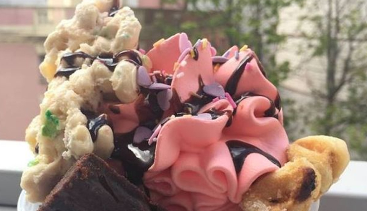 stinky tofu,aiyu jelly drink,small bun in a big bun,ice cream runbing,small sausage in a big sausage,taiwanese sausage on a stick,fried chicken,guabao,pig blood cake,oyster omelet,local dishes,local dishes in taipei,taipei