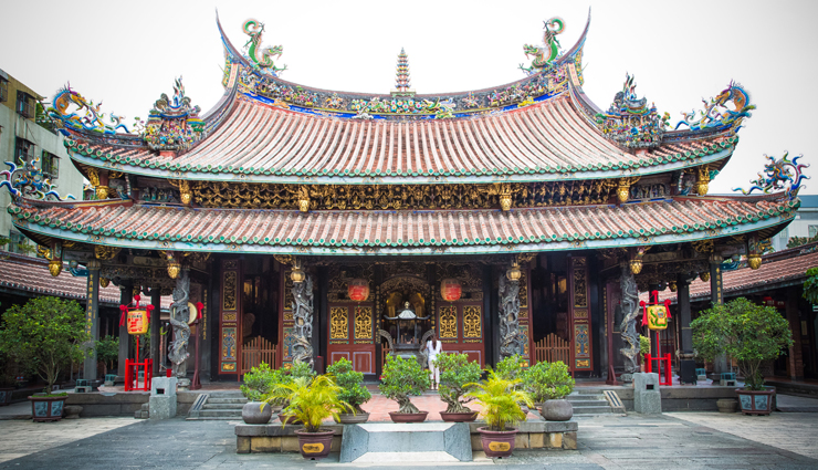 tourist attractions in taipei,taipei,places to visit in taipei,national palace museum,hobe fort,confucious temple,dihua street,baoan temple,yinshan temple,museum of world religions