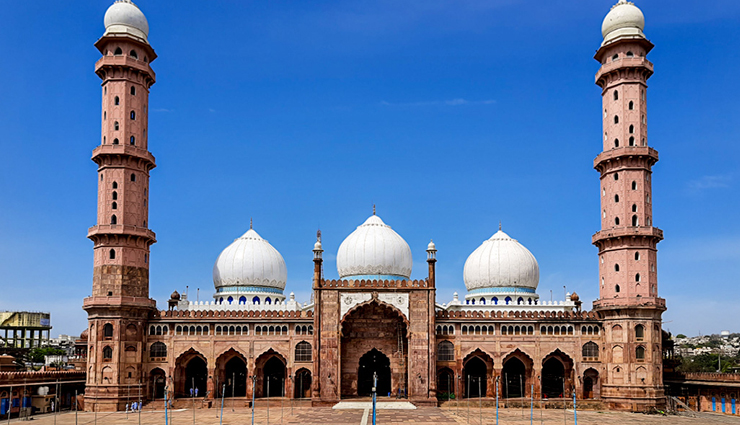 iconic mosques of india,historical mosques in india,famous mosques in india,guide to mosques in india,exploring indian mosques,religious sites in india,indian architecture and mosques,tourist attractions in india,cultural heritage sites in india,spiritual destinations in india